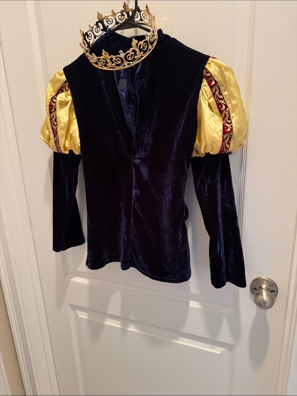 Disney’s Prince charming Velvet Puff-SleeveGold shirt with crown size 9/10 boys - Picture 5 of 8